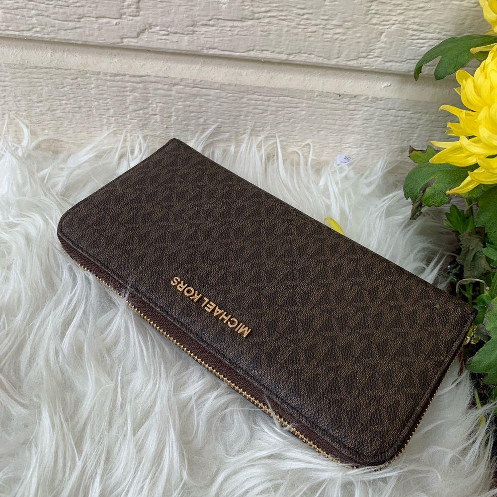 Michael Kors Jet Set Large Travel Wallet - Picture 7 of 7